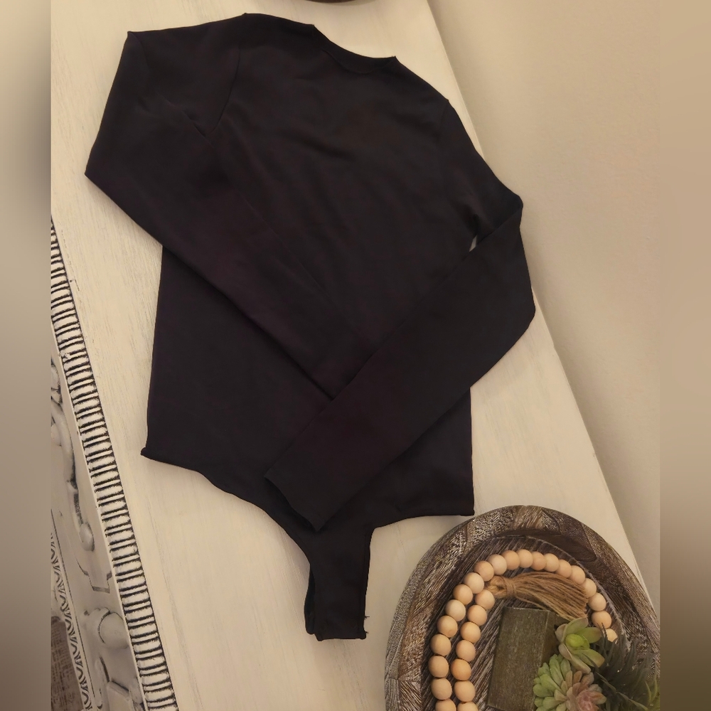 SKIMS!! Essential Cowl Neck Long Sleeve Thong Bodysuit- In Onyx - Picture 4 of 13